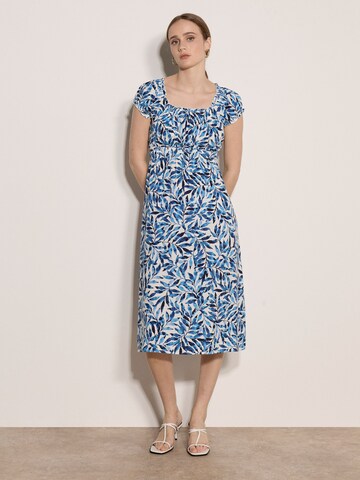 Robe Apricot en bleu : devant
