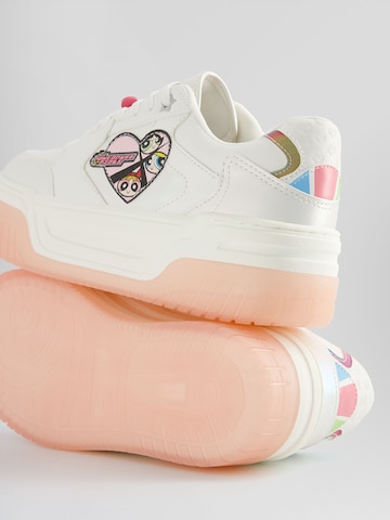 Sneaker low de la Bershka pe alb