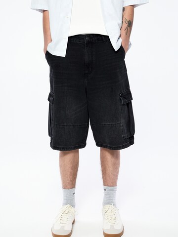 Loosefit Jeans cargo di Pull&Bear in nero: frontale