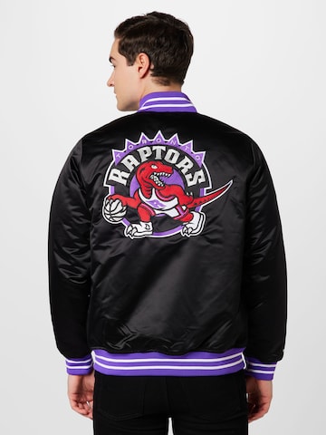 Mitchell & Ness Välikausitakki värissä musta