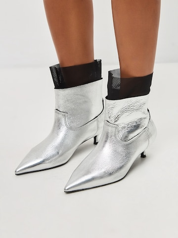 CESARE GASPARI Ankle boots in Silver: front