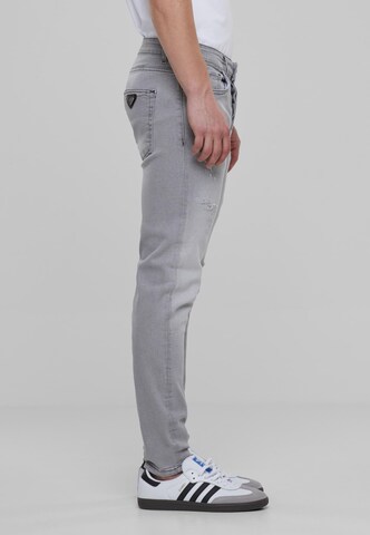 2Y Premium Tapered Jeans in Grau