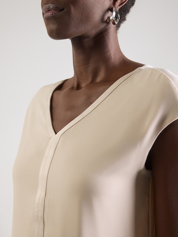 Tricou de la COMMA pe alb