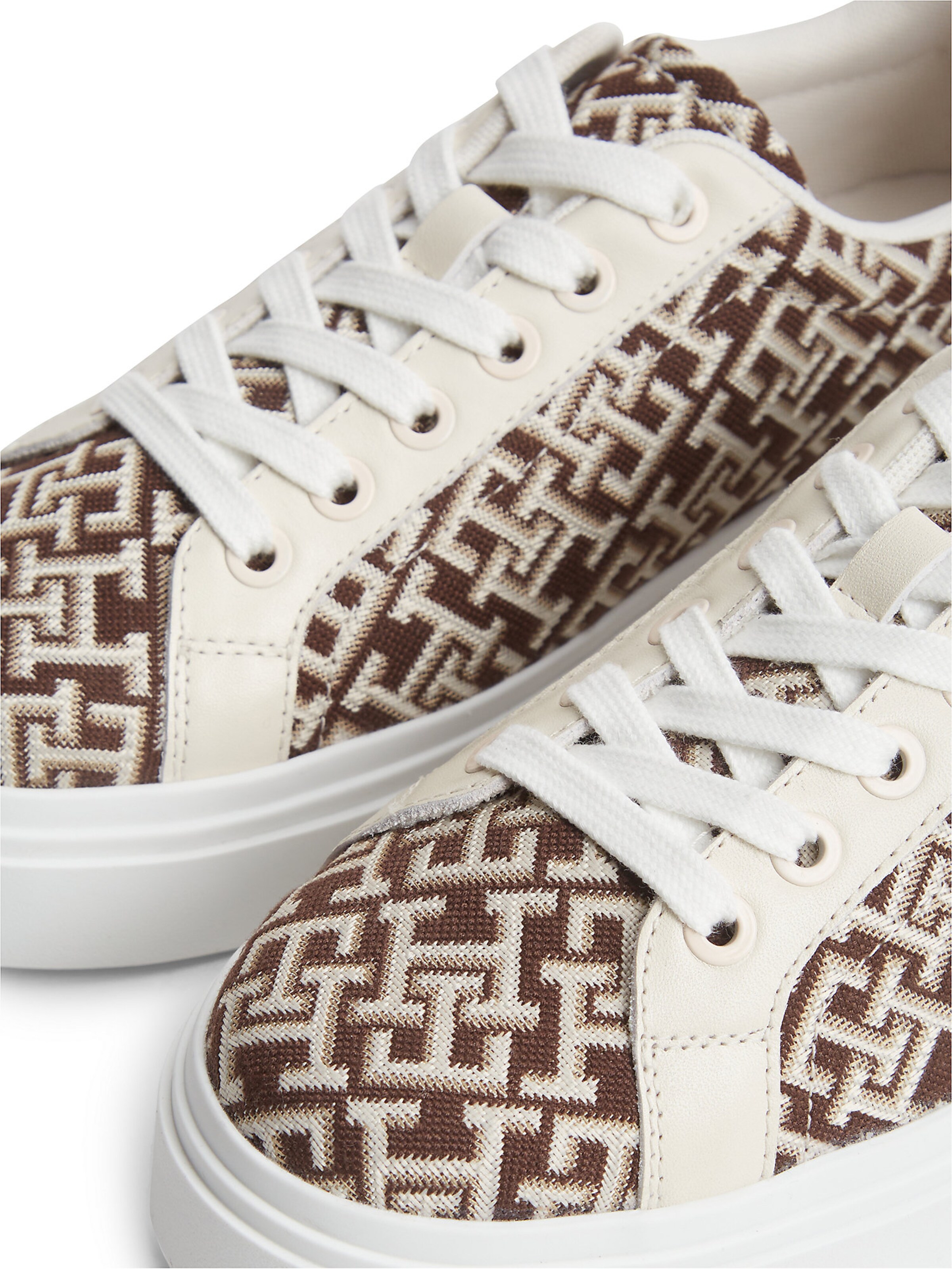 TOMMY HILFIGER Sneaker in Braun