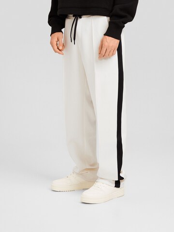 Bershka Loose fit Pleated Pants in White: front