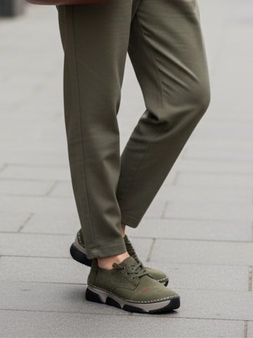 Chaussure à lacets Kumixi en vert : devant