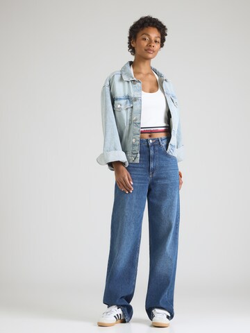 Top de la Tommy Jeans pe alb