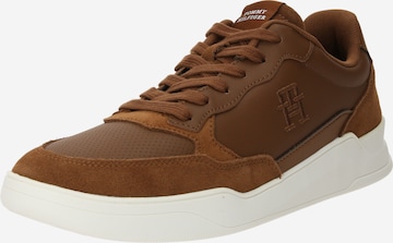 Baskets basses TOMMY HILFIGER en marron : devant