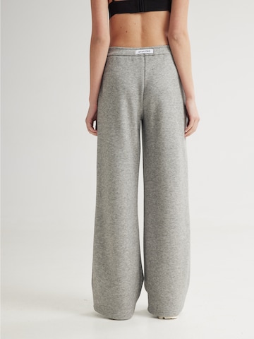 4TAILORS Loosefit Housut 'Snug' värissä harmaa