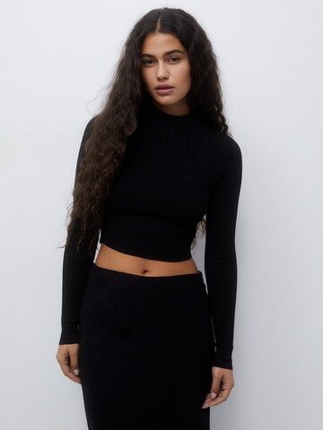 Pulover de la Pull&Bear pe negru: față