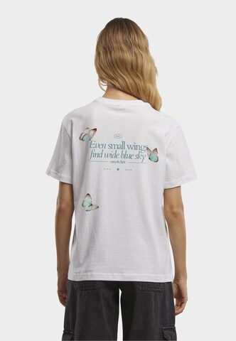 Maglietta 'Even Small Wing Find Wide Blue Sky' di Miss Tee in bianco: frontale