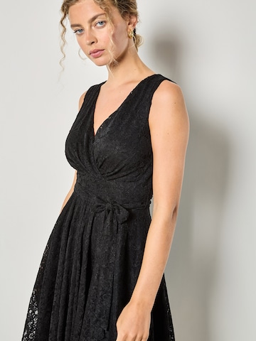 Apricot Floral Lace Fit And Flare Mini Dress ' ' in Schwarz