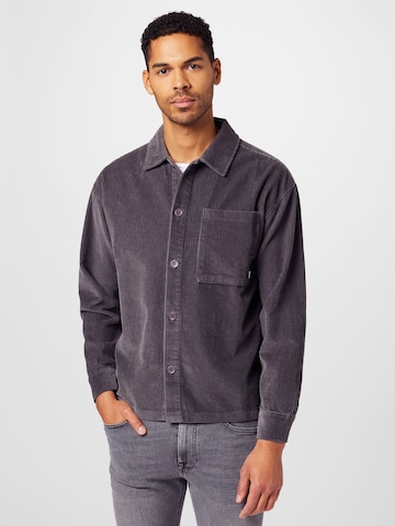 Coupe regular Chemise 'Tuck' Woodbird en gris : devant