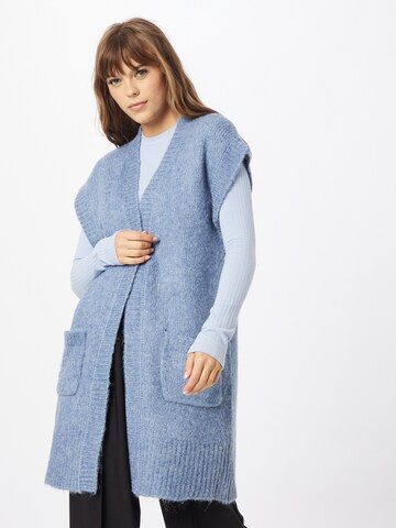 Cardigan 'Sarla' Kaffe en bleu : devant