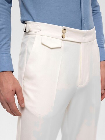 Coupe slim Pantalon à plis Antioch en blanc
