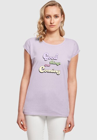 Merchcode T-Shirt 'Good Things' in Lila: Vorderseite