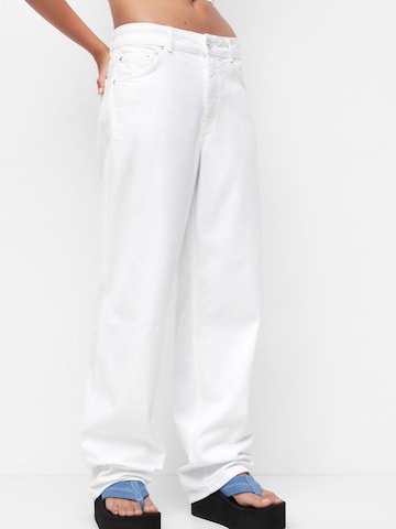 Pull&Bear Wide leg Jeans in White: front
