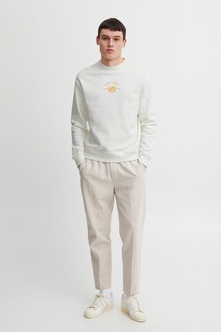 Sweat-shirt Casual Friday en blanc