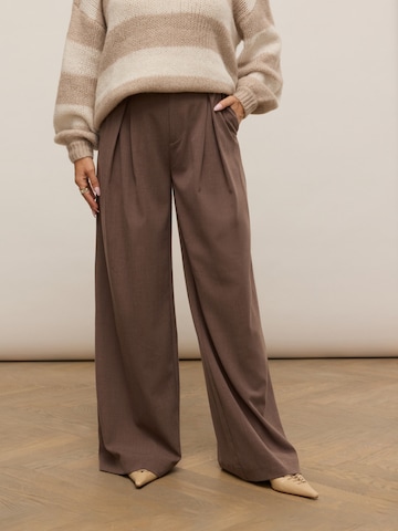 noar studios Wide Leg Bukser med lægfolder i brun: forside