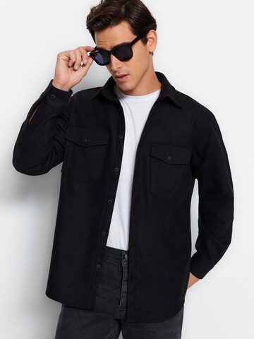 Trendyol - Ajuste regular Camisa en negro: frente