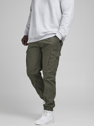 Effilé Pantalon cargo 'Paul' Jack & Jones Plus en vert : devant