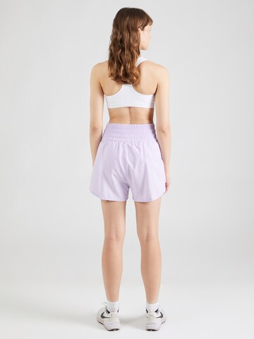 NIKE - regular Pantalón deportivo 'ONE' en lila