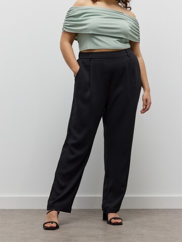 regular Pantaloni con pieghe di CITA MAASS in nero: frontale