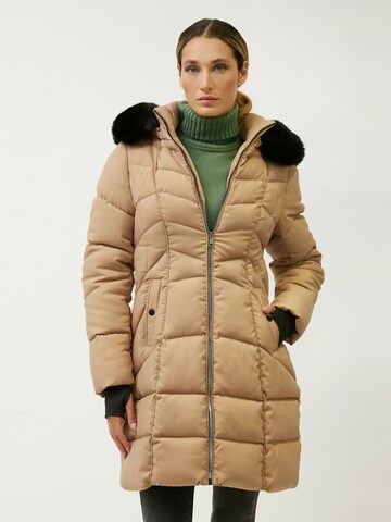 Cappotto invernale di Influencer in beige: frontale