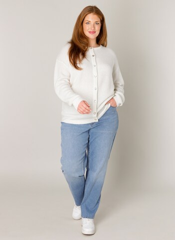 BASE LEVEL CURVY Strickjacke in Beige: Vorderseite