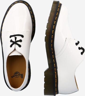 Scarpa stringata di Dr. Martens in bianco