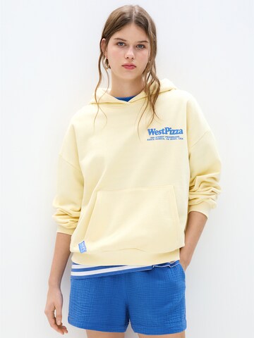 Bluză de molton de la Pull&Bear pe galben