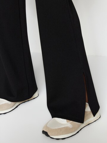 Flared Pantaloni di Trendyol in nero