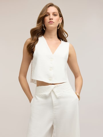 MOTIVI - Chaleco para traje en blanco