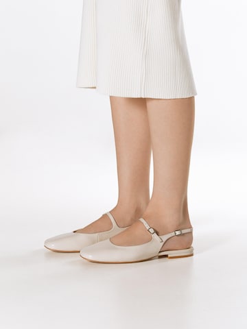 Décolleté sling '501-02' di Estro in beige