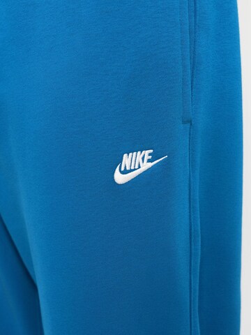 Tapered Pantaloni 'CLUB' de la Nike Sportswear pe verde
