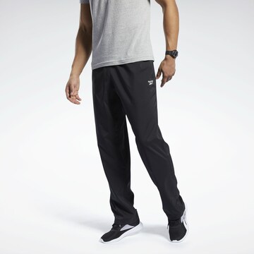 Reebok - Loosefit Pantalón deportivo en negro: frente