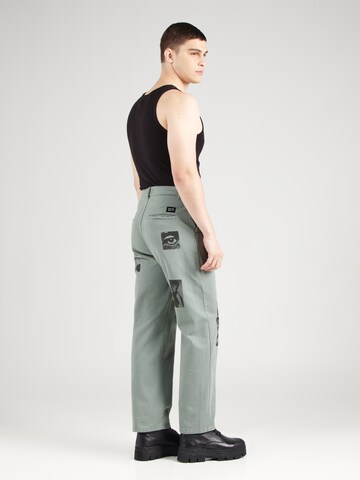 Loosefit Pantalon 'TOO MANY RULES' Kaotiko en vert