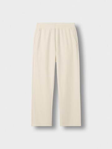 Burocs Regular Pants in White: front