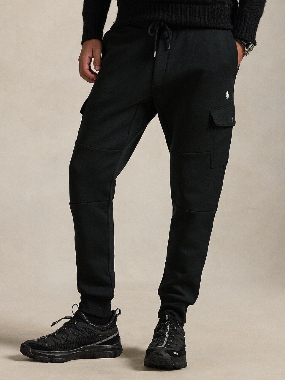 Tapered Pantaloni de la Polo Ralph Lauren pe negru: față