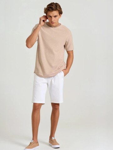 Regular Pantalon chino Funky Buddha en blanc