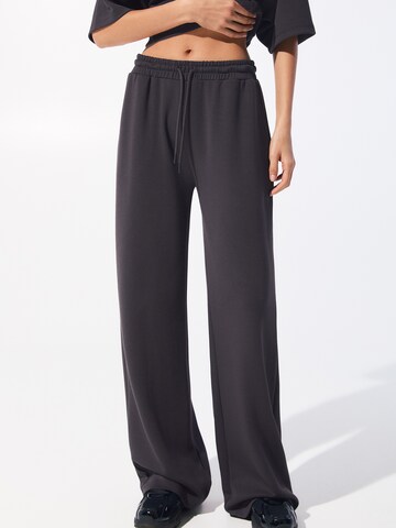 Pull&Bear Wide leg Byxa i grå: framsida