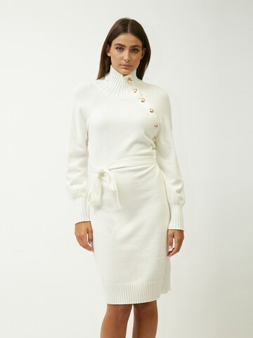 Abito in maglia di Influencer in bianco: frontale