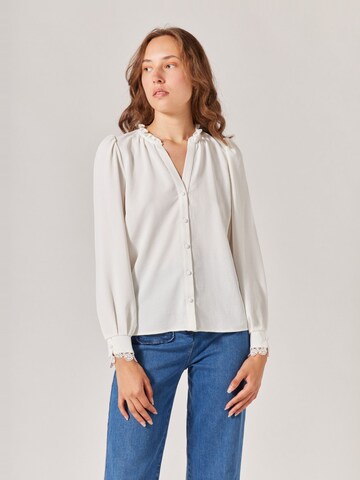 Camicia da donna 'Hipopo' di NAF NAF in beige: frontale