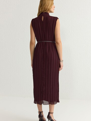 Rochie de cocktail de la Trendyol pe roșu