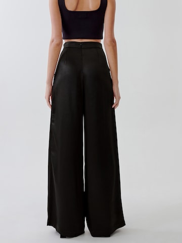 Loosefit Pantaloni con pieghe di Tussah in nero: dietro