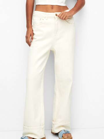 Pull&Bear Loose fit Pants in Beige: front