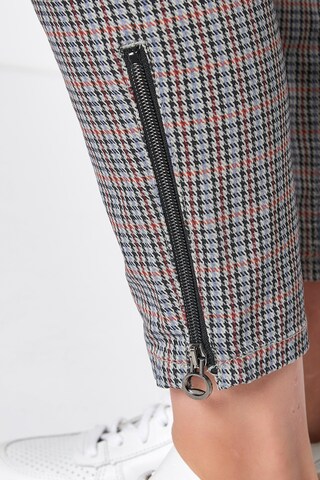 TONI Slim fit Trousers in Mixed colours