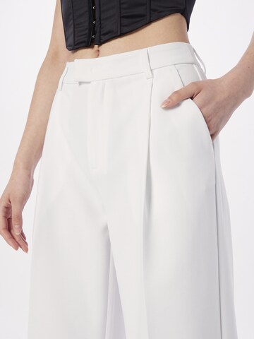 Gina Tricot Wide leg Παντελόνι με τσάκιση 'Mille' σε λευκό