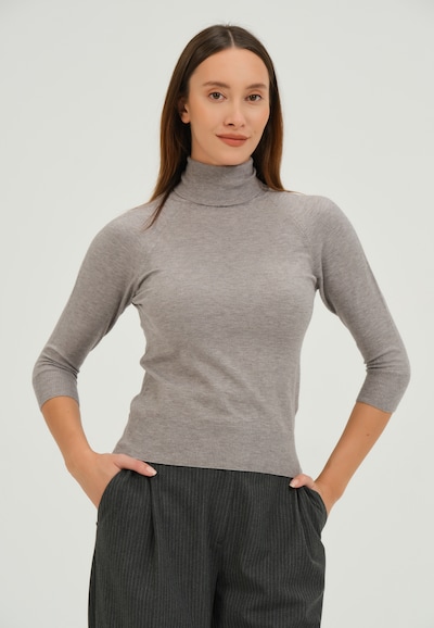 Basics and More Pullover in graumeliert, Produktansicht