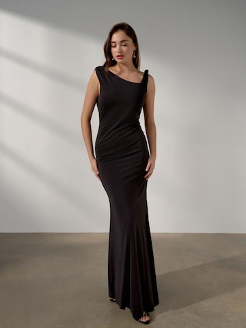 Next Вечерна рокля в черно: отпред